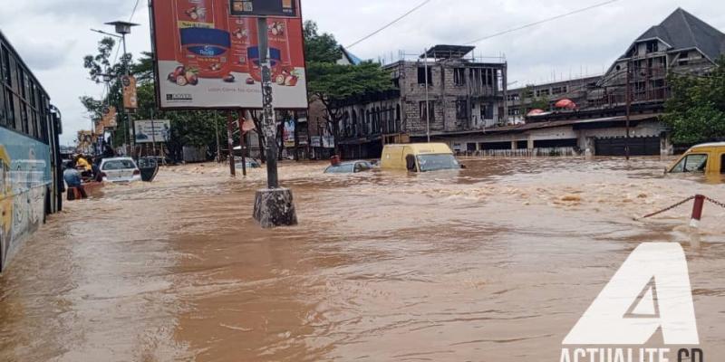 © ACTUALITE.CD - Dégâts matériels et humains après les pluies torrentielles à Kinshasa, avril 2025. Transport urbain perturbé.