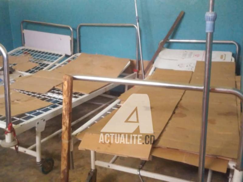 Des lits restés sans matelas au centre de santé de Mutakato 